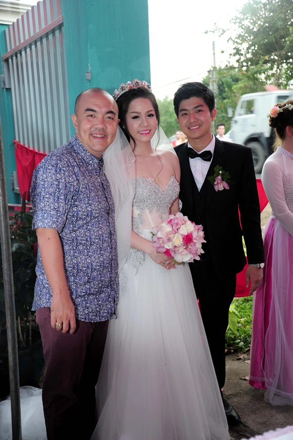 Nhật Kim Anh thay 3 bộ v&aacute;y ho&agrave;nh tr&aacute;ng trong ng&agrave;y cưới 13