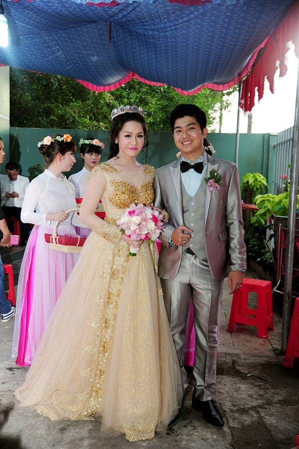Nhật Kim Anh thay 3 bộ v&aacute;y ho&agrave;nh tr&aacute;ng trong ng&agrave;y cưới 16