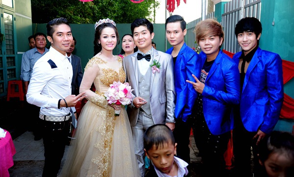 Nhật Kim Anh thay 3 bộ v&aacute;y ho&agrave;nh tr&aacute;ng trong ng&agrave;y cưới 15