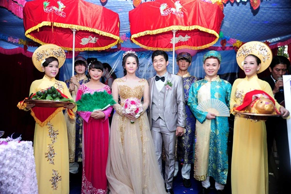 Nhật Kim Anh thay 3 bộ v&aacute;y ho&agrave;nh tr&aacute;ng trong ng&agrave;y cưới 19