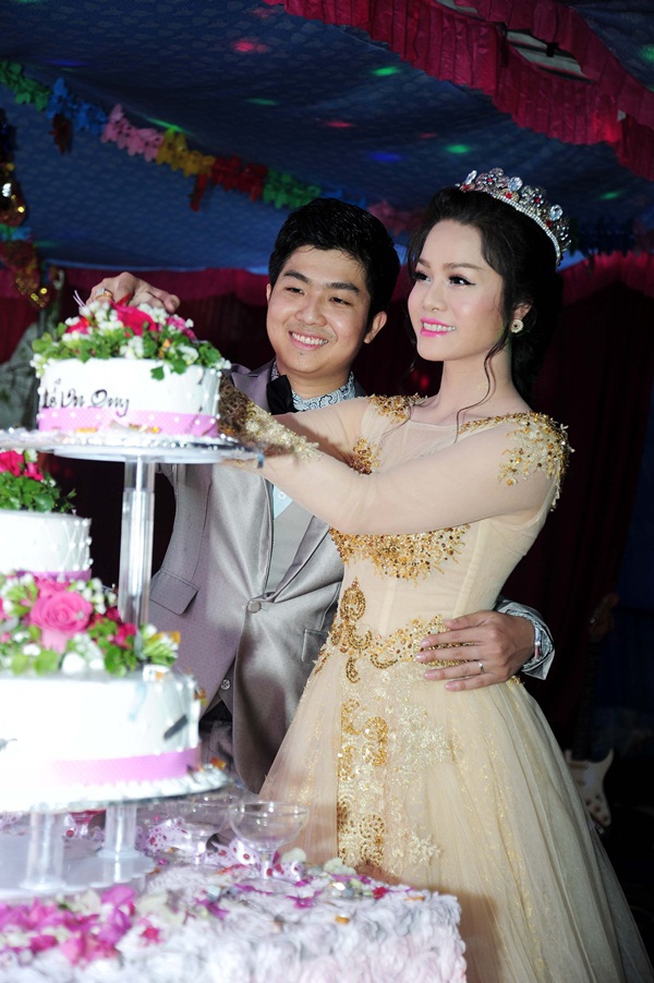 Nhật Kim Anh thay 3 bộ v&aacute;y ho&agrave;nh tr&aacute;ng trong ng&agrave;y cưới 25