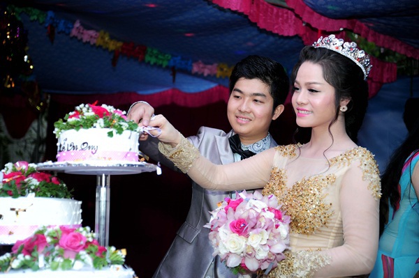 Nhật Kim Anh thay 3 bộ v&aacute;y ho&agrave;nh tr&aacute;ng trong ng&agrave;y cưới 26