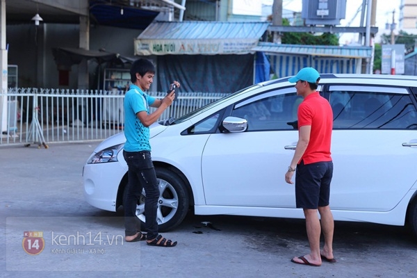 Thủy Tiên liên tục che mặt khi rời khỏi nhà ở Kiên Giang 9