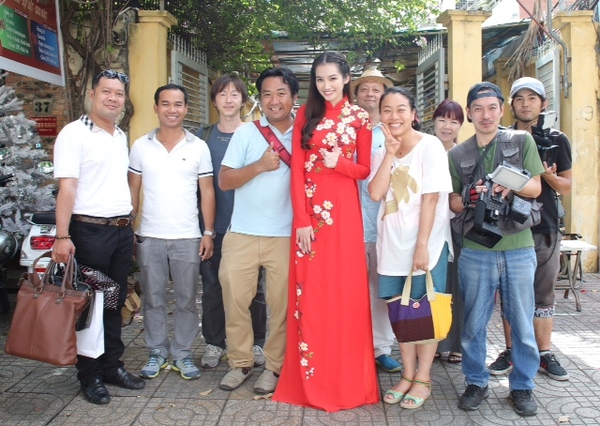 Trúc Diễm diện áo dài đỏ nổi bật quay hình cho Đài truyền hình Nhật Bản 10