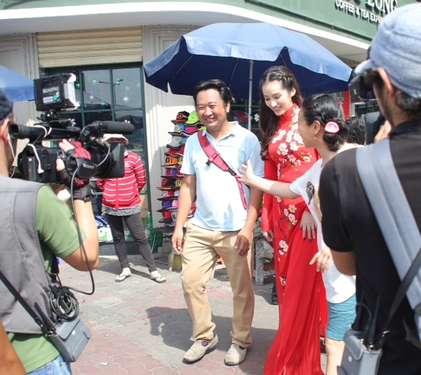 Trúc Diễm diện áo dài đỏ nổi bật quay hình cho Đài truyền hình Nhật Bản 15