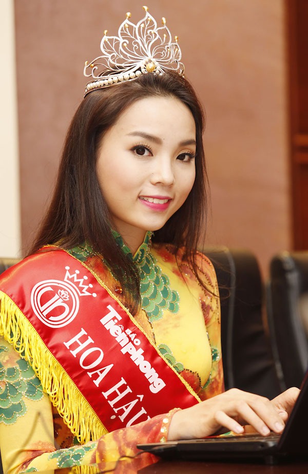 Cận cảnh nhan sắc xinh đẹp của top 3 HHVN sau khi đăng quang  2