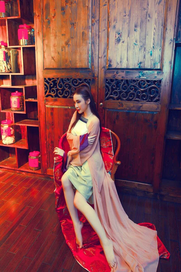 Angela Phương Trinh đầy kh&iacute; chất khi h&oacute;a th&acirc;n th&agrave;nh hiệp nữ 4