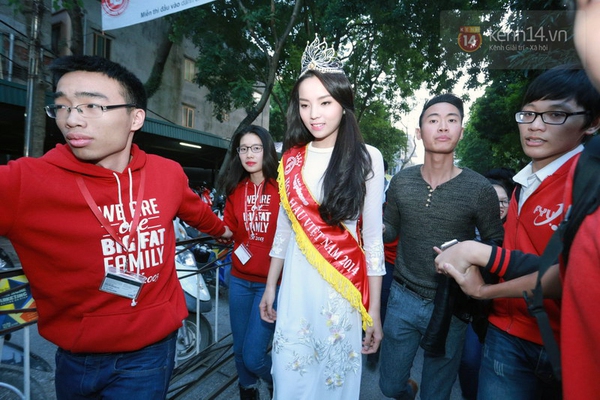 Hoa hậu Kỳ Duy&ecirc;n duy&ecirc;n d&aacute;ng m&uacute;a Fusion c&ugrave;ng n&oacute;n l&aacute; 12