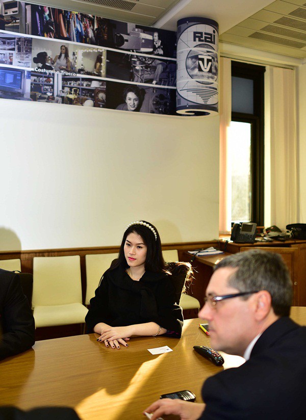 Mr. Đ&agrave;m, Ngọc Thanh T&acirc;m thử l&agrave;m MC tr&ecirc;n truyền h&igrave;nh quốc gia Italy 6