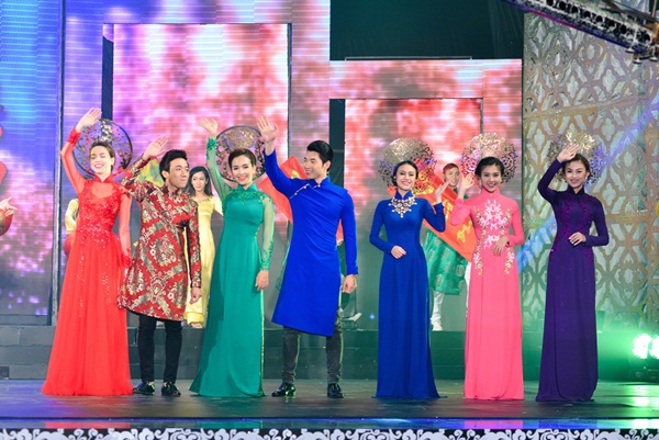 Dàn sao Việt rạng rỡ diễn thời trang áo dài đón Xuân 15