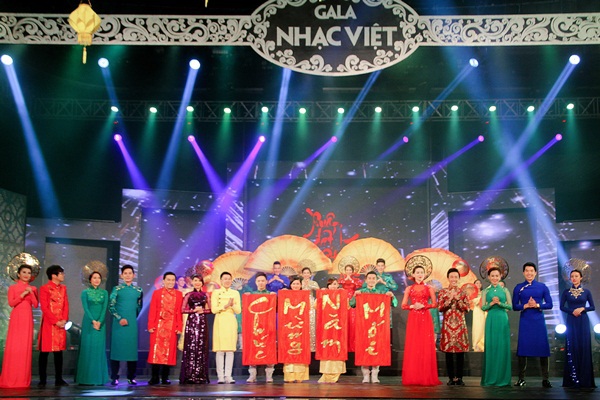Dàn sao Việt rạng rỡ diễn thời trang áo dài đón Xuân 19