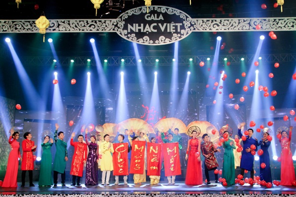 Dàn sao Việt rạng rỡ diễn thời trang áo dài đón Xuân 20
