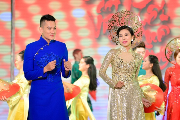 Dàn sao Việt rạng rỡ diễn thời trang áo dài đón Xuân 2