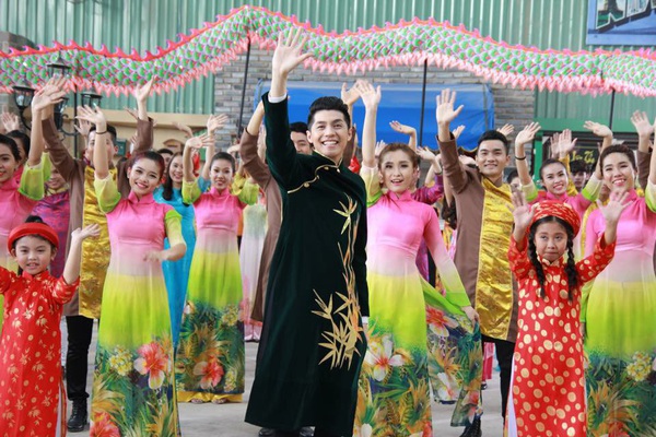 Noo Phước Thịnh tranh thủ chạy show để về nhà đón Giao thừa 8