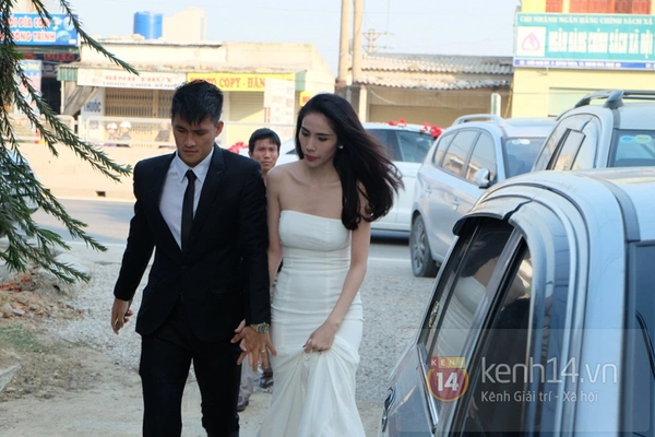 Công Vinh nắm chặt tay Thủy Tiên không rời trong đám cưới đầu tiên của năm 2015 12