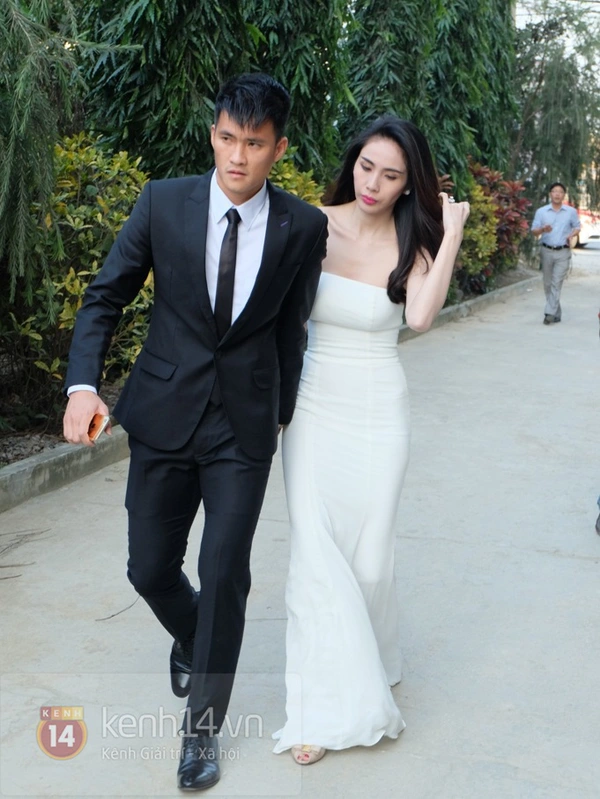 Công Vinh nắm chặt tay Thủy Tiên không rời trong đám cưới đầu tiên của năm 2015 15