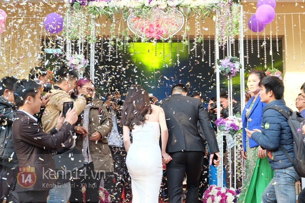 Công Vinh nắm chặt tay Thủy Tiên không rời trong đám cưới đầu tiên của năm 2015 17