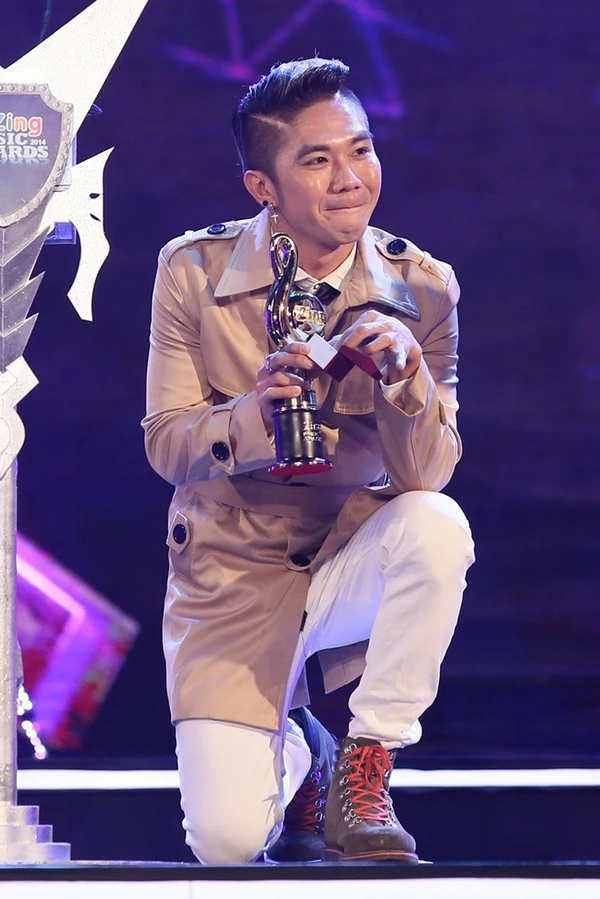 Bạn trai bất ngờ quỳ gối cầu h&ocirc;n Lương B&iacute;ch Hữu tr&ecirc;n s&acirc;n khấu 1