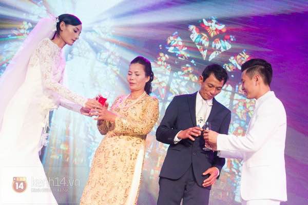 Sân khấu đẹp như mơ trong đám cưới tại Sài Gòn của Lê Thúy và Khải An 12