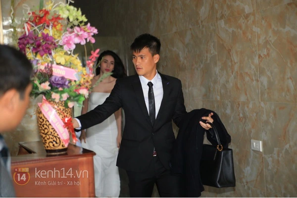 Công Vinh nắm chặt tay Thủy Tiên không rời trong đám cưới đầu tiên của năm 2015 7