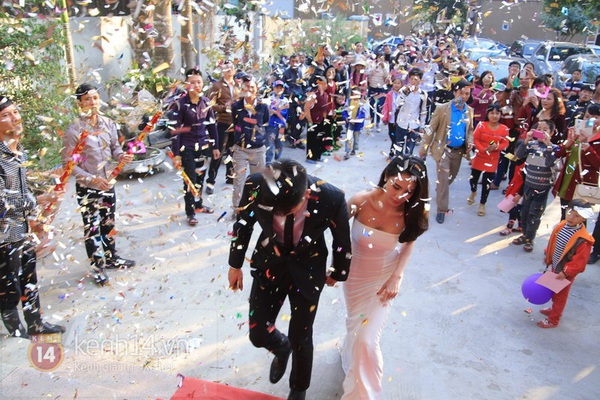 Công Vinh nắm chặt tay Thủy Tiên không rời trong đám cưới đầu tiên của năm 2015 16