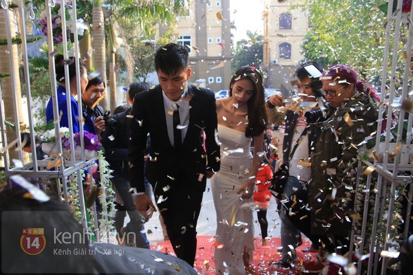 Công Vinh nắm chặt tay Thủy Tiên không rời trong đám cưới đầu tiên của năm 2015 18