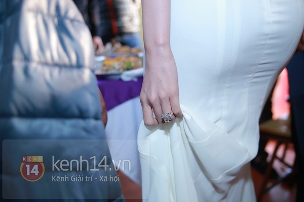 Công Vinh nắm chặt tay Thủy Tiên không rời trong đám cưới đầu tiên của năm 2015 24