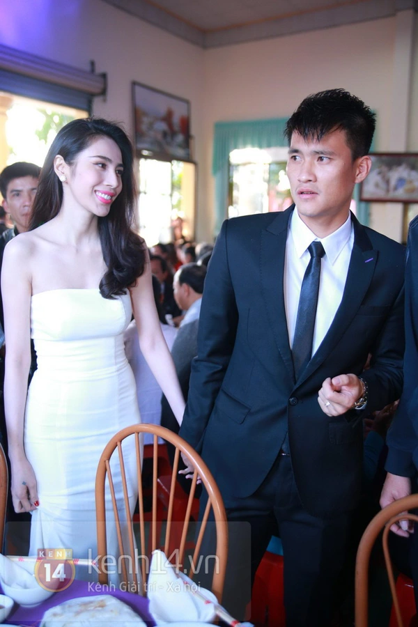Công Vinh nắm chặt tay Thủy Tiên không rời trong đám cưới đầu tiên của năm 2015 25