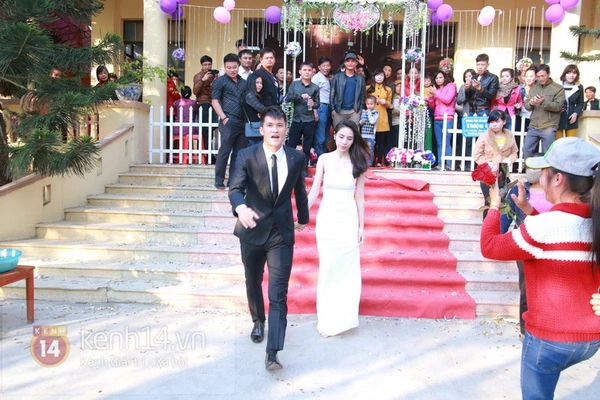 Công Vinh nắm chặt tay Thủy Tiên không rời trong đám cưới đầu tiên của năm 2015 26