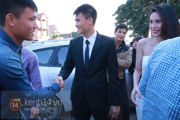 Công Vinh nắm chặt tay Thủy Tiên không rời trong đám cưới đầu tiên của năm 2015 27