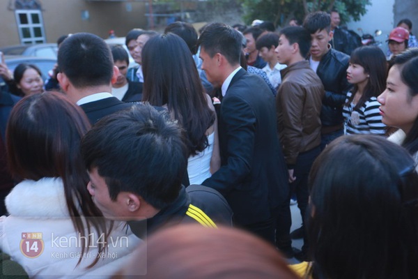 Công Vinh nắm chặt tay Thủy Tiên không rời trong đám cưới đầu tiên của năm 2015 36