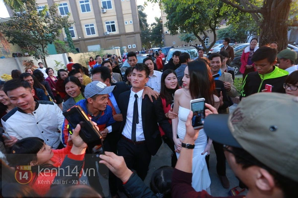 Công Vinh nắm chặt tay Thủy Tiên không rời trong đám cưới đầu tiên của năm 2015 39