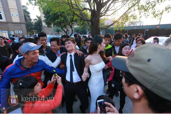 Công Vinh nắm chặt tay Thủy Tiên không rời trong đám cưới đầu tiên của năm 2015 40