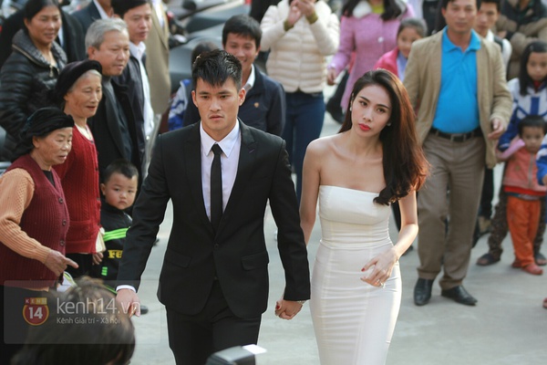 Công Vinh nắm chặt tay Thủy Tiên không rời trong đám cưới đầu tiên của năm 2015 13