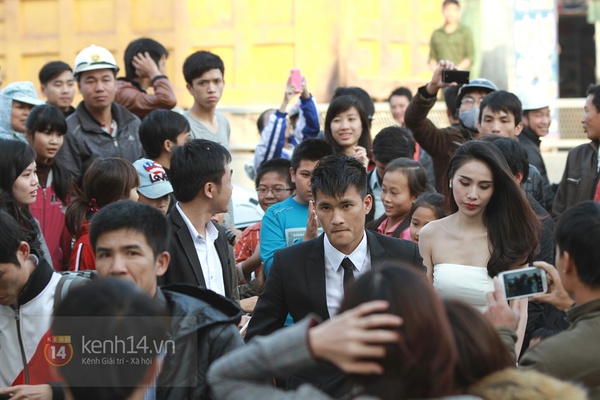 Công Vinh nắm chặt tay Thủy Tiên không rời trong đám cưới đầu tiên của năm 2015 14