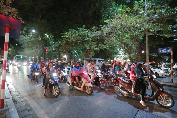 Ch&ugrave;m ảnh: Th&iacute;ch th&uacute; khi H&agrave; Nội trải qua đủ 4 m&ugrave;a trong một ng&agrave;y 13