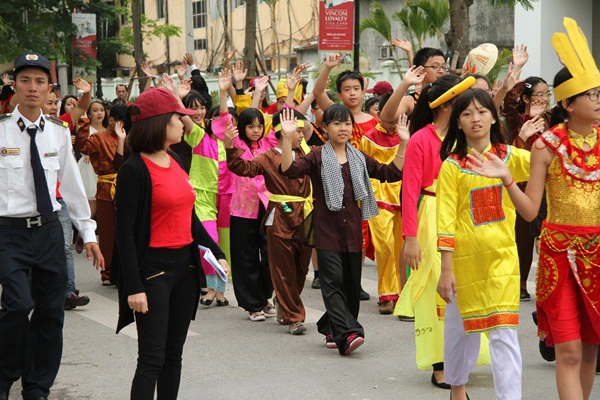 Hàng trăm nhân vật cổ tích trong ngày hội sách của teen Vinschool 8