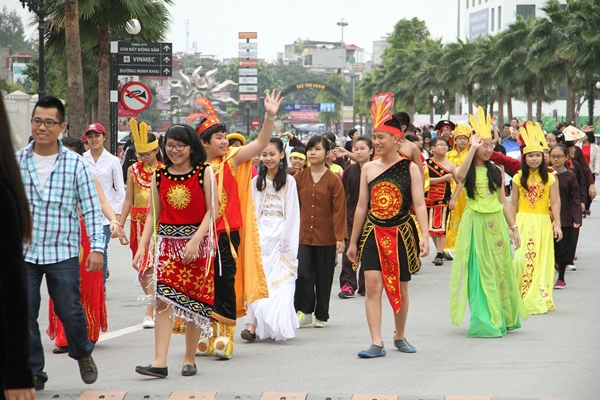 Hàng trăm nhân vật cổ tích trong ngày hội sách của teen Vinschool 9