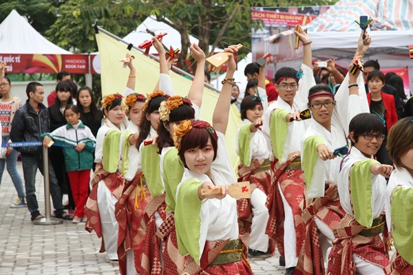 Hàng trăm nhân vật cổ tích trong ngày hội sách của teen Vinschool 11