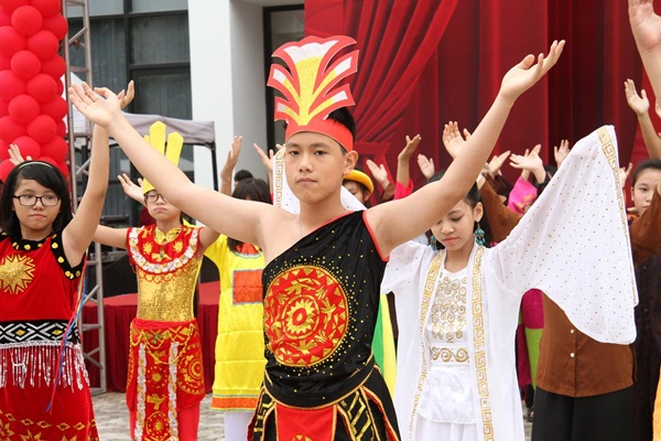 Hàng trăm nhân vật cổ tích trong ngày hội sách của teen Vinschool 14