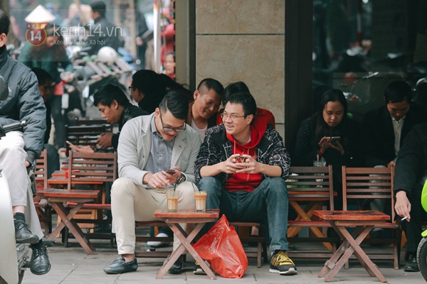 Chùm ảnh: Người Hà Nội thích thú cafe vỉa hè chiều cuối năm nắng ấm 8