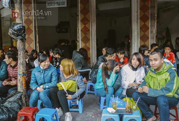 Chùm ảnh: Người Hà Nội thích thú cafe vỉa hè chiều cuối năm nắng ấm 10
