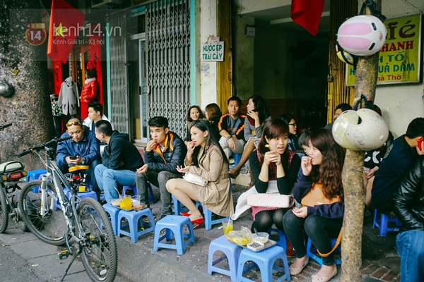 Chùm ảnh: Người Hà Nội thích thú cafe vỉa hè chiều cuối năm nắng ấm 11