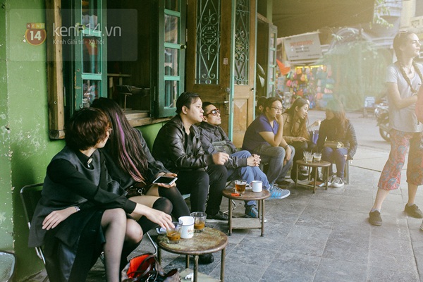 Chùm ảnh: Người Hà Nội thích thú cafe vỉa hè chiều cuối năm nắng ấm 13