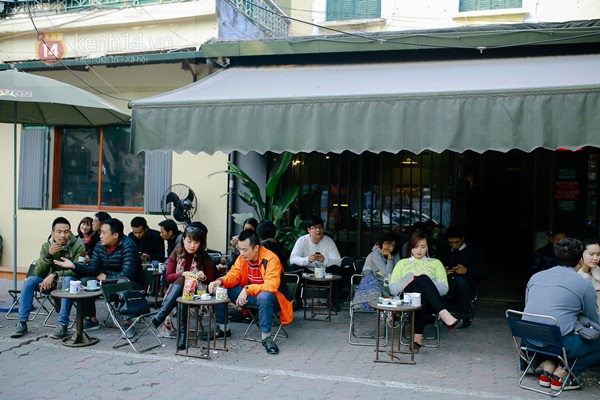 Chùm ảnh: Người Hà Nội thích thú cafe vỉa hè chiều cuối năm nắng ấm 3