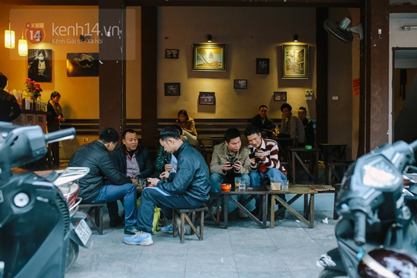 Chùm ảnh: Người Hà Nội thích thú cafe vỉa hè chiều cuối năm nắng ấm 6