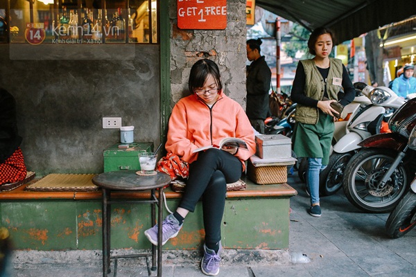 Chùm ảnh: Người Hà Nội thích thú cafe vỉa hè chiều cuối năm nắng ấm 17
