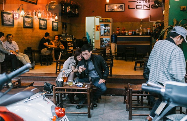 Chùm ảnh: Người Hà Nội thích thú cafe vỉa hè chiều cuối năm nắng ấm 16
