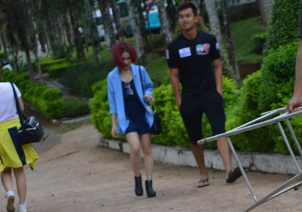 D&acirc;n mạng đưa ra dự đo&aacute;n về "mối quan hệ đặc biệt" của C&ocirc;ng Phượng v&agrave; H&ograve;a Minzy 2