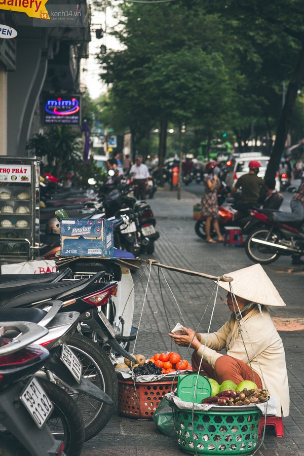Chùm ảnh: Thương lắm những gánh quà rong trên phố Sài Gòn 4